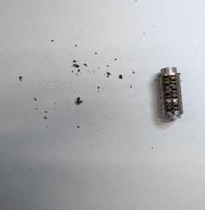 玄関ドア　鍵穴メンテナンス